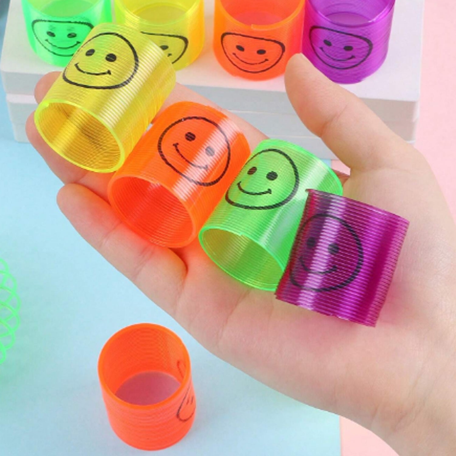 17745 Multicolor Magic Smiley Spring Spring Toys Slinky Slinky Spring Toy Toy For Kids For Birthdays Compact And Portable Easy To Carry (12 Pcs Set)